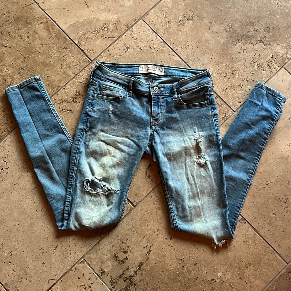 Hollister super skinny distressed blue jeans size 3R w26 L31. Soft denim